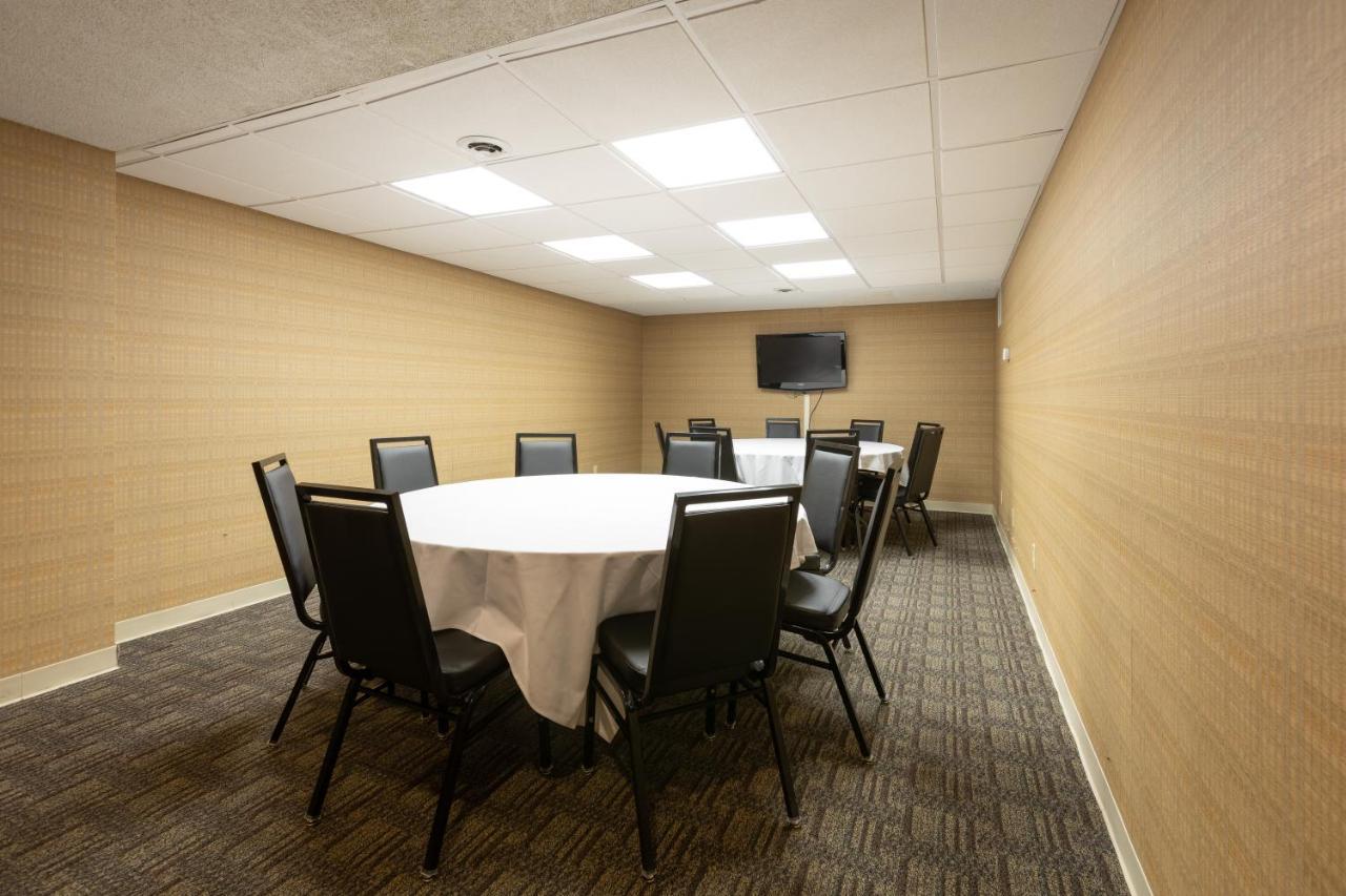 Gateway Hotel And Conference Center Эймс Экстерьер фото