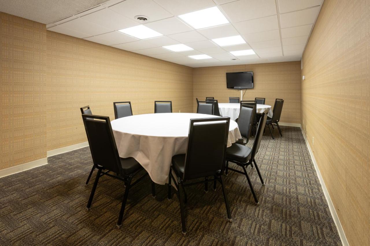 Gateway Hotel And Conference Center Эймс Экстерьер фото