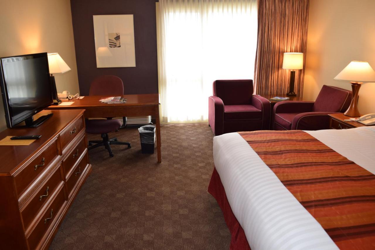 Gateway Hotel And Conference Center Эймс Экстерьер фото